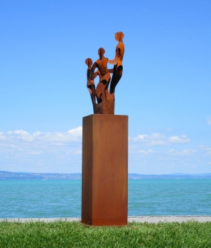 Menschen auf Säule Kunstwerk